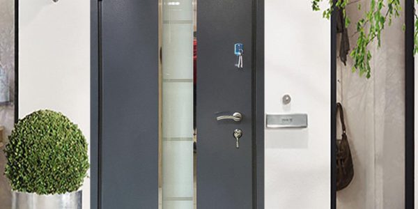 Двери со стеклом и фрамугой: кому они подойдут